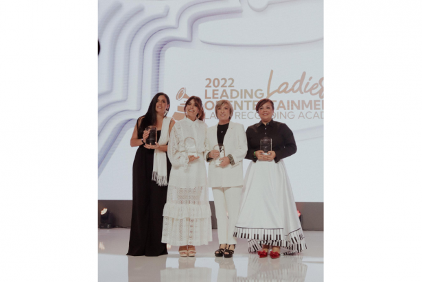 Kany García durante la premiación de los ‘Leading Ladies of Entertainment Award’, en noviembre de 2022. Foto: Facebook de Kany García