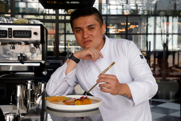 El chef Alejandro Huertas, del restaurante 3500, estudió Gastronomía en la USFQ y en México. Foto: Patricio Terán/FAMILIA