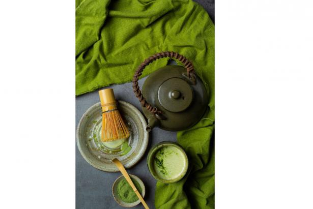 Los sets o kits para preparar té matcha pueden ser tan completos como quieras, los elementos que no pueden faltar son el batidor de bambú y el cuenco para mezclar. Foto: Freepik