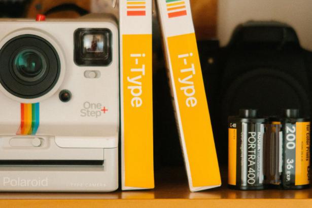 Los cámaras instantáneas son ideales para guardar recuerdos físicos de los momentos vividos en familia. Foto: Pexels