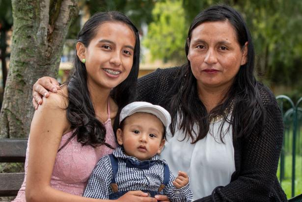 Lizbeth posa junto a su madre, Lidia Pilapanta, y su bebé de siete meses, Eithan. Foto: Carlos Noriega/ FAMILIA