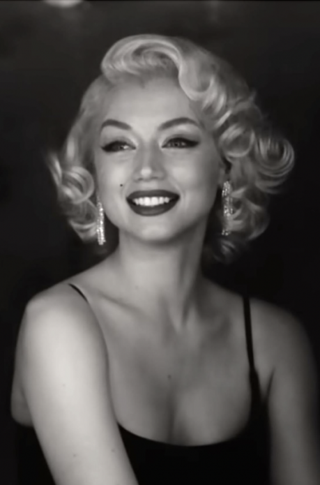 Ponerse en la piel de Monroe implicaba tres horas y media diarias de maquillaje para la actriz De Armas. Foto de JAMovie