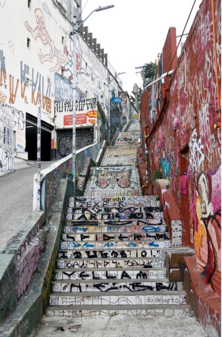Ni las escalinatas  del barrio se escapan de las manos y los pinceles de los artistas que quieren dejar su huella en la ciudad. Foto: Patricio Teran / El Comercio