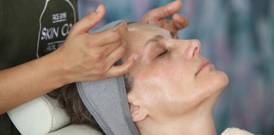 Calentamiento. Con masajes rápidos se estimula el flujo de sangre al rostro y se fomenta la producción de colágeno y elastina.