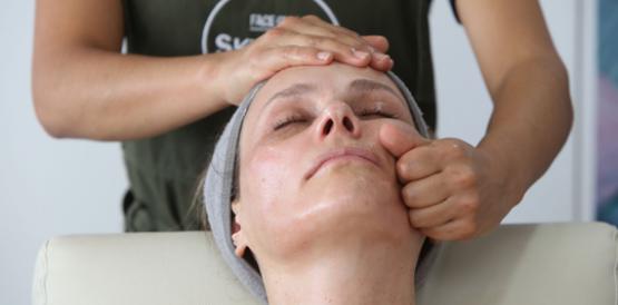 Tonificación. Primero se hacen masajes profundos en las facciones del rostro para destacar los rasgos naturales.