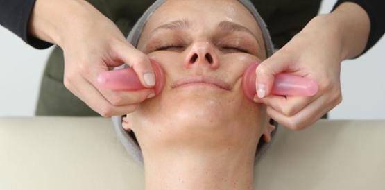 Face cupping. Las ventosas succionan la piel del rostro y con movimientos suaves se favorece a la circulación sanguínea.