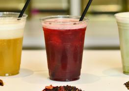 Cocteles de verano de Amatea: Espumante de verano, Uva Cranberry Plop y Latte de té matcha. Foto: Julio Estrella / Familia