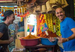El programa sigue a David Rocco (derecha), quien visita las cocinas y también los mercados locales. Fotos: Cortesía National Geographic.