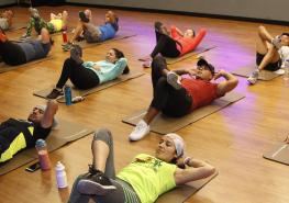 Las clases grupales tienen varios tipos de ejercicios para trabajar distintas zonas del cuerpo. Foto: Galo Paguay / Familia
