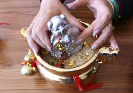 Fascia Ulloa realiza unos rituales para celebrar el año nuevo chino. El día anterior debe ser un día de paz interior y calma. Foto: Vicente Costales / Familia