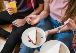 Los adolescentes que no tuvieron buenos hábitos alimenticios en la infancia están en mayor riesgo de tener un trastorno alimenticio. Foto: Freepik