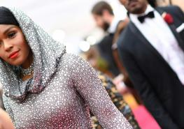 La actriz y cantante Janelle Monae deslumbró en la alfombra roja con un atuendo lleno de cristales con capucha. Foto: AFP