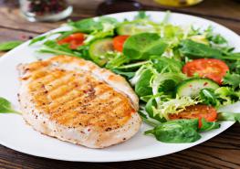 Las verduras, frutas y proteínas son alimentos que deben estar presentes en el almuerzo. Foto: Freepick