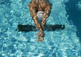La natación la pueden practicar los niños desde el primer año de vida. Foto: Freepick