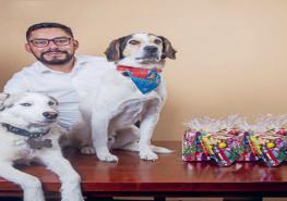 Juan Mena, de 36 años, es ingeniero en Gestión Empresarial y tuvo la idea de entregar dulces a niños en Navidad. Foto: Cortesía David Mena