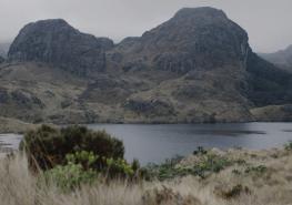 La Toreadora es una laguna ubicada en el Parque Nacional Cajas que se ve en la cinta.