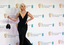 La cantante estadounidense de 35 años, Lady Gaga, siempre es motivo de conversación por sus trajes. Esta vez por el escote. Foto: EFE