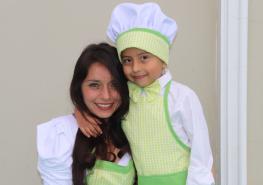 Samín Araya  junto a su mamá, María José, son los protagonistas de un canal de YouTube en el que comparten recetas nutritivas. Fotos: cortesía
