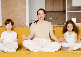 El mindfulness en familia puede convertirse en un momento de conexión con los hijos. Se empieza con pocos minutos al día. Foto: Pexels