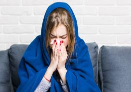 Los resfriados se transmiten de persona a persona con microgotas de saliva al hablar, estornudar o toser.
