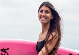 Su tabla se llama Sirena y aunque estudió odontología ahora se dedica por completo al surf. Da clases a otras mujeres. Foto: Cortesía de  Aisha Benaisa Tagle (@aishabt.ph)