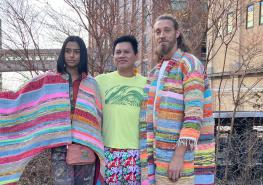 Leo Cerda (en el centro), acompañado de dos modelos que lucieron las coloridas prendas de la colección durante la Fashion Week de Nueva York 2023. Foto: Cortesía Hakhu Amazon Design