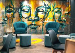 El mobiliario se mezcla con los tonos usados en los grafitis. La elección de colores se las hace de acuerdo con la pintura de la pared. Foto: Cortesía Creando una imagen